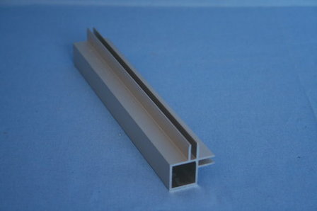 Geanodiseerd aluminium met 2 x 4mm flens hoek