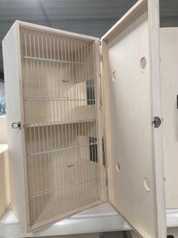 Transportkooi met deksel en uitlaat 2 vakken Transportkooi met deksel en uitlaat 2 vakken